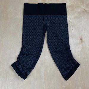 Lululemon Capris Calf Scrunch Octagonal Grey Pattern Metal Logo Women's Leggings